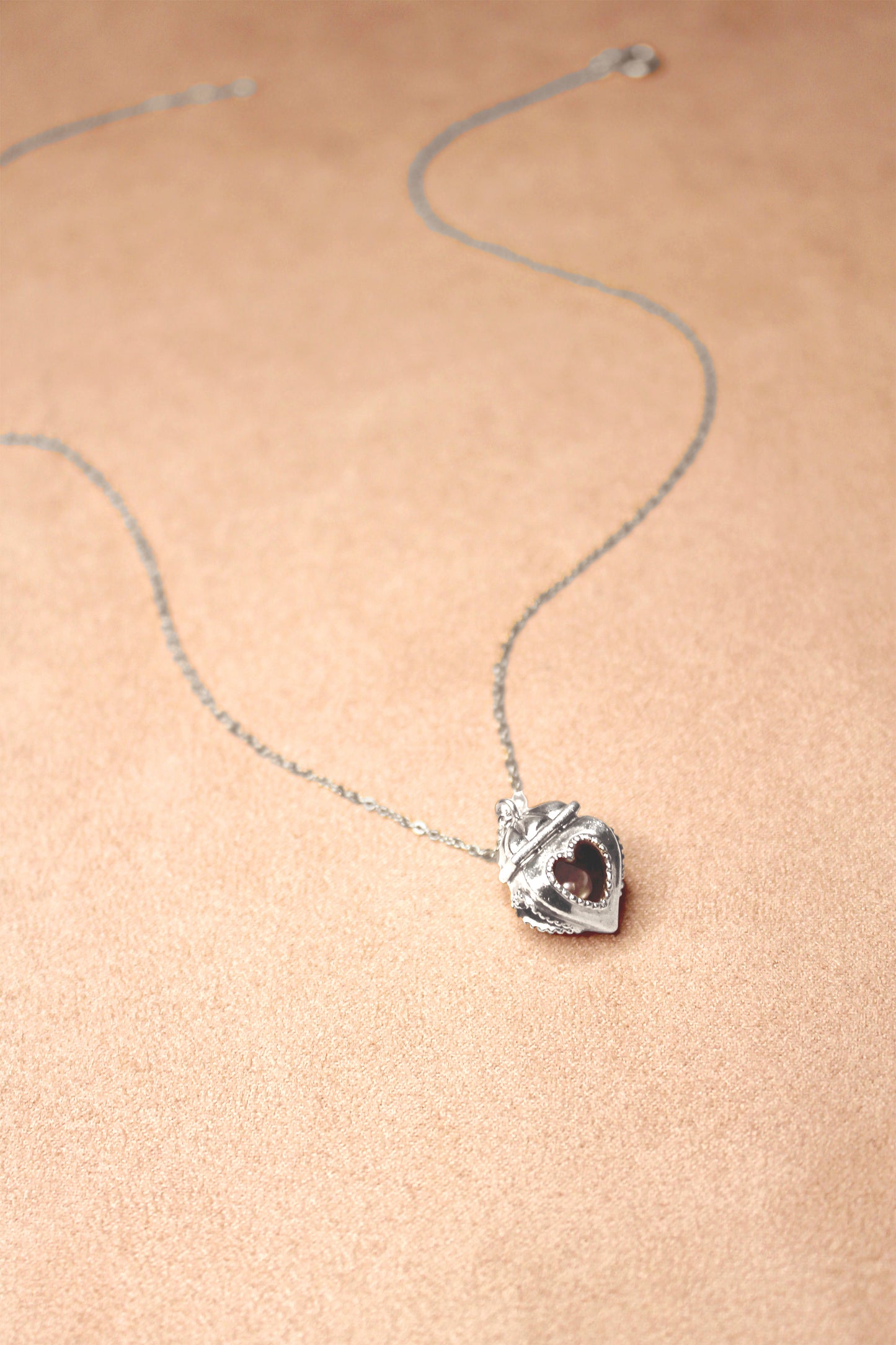 HIDDEN PEARL NECKLACE