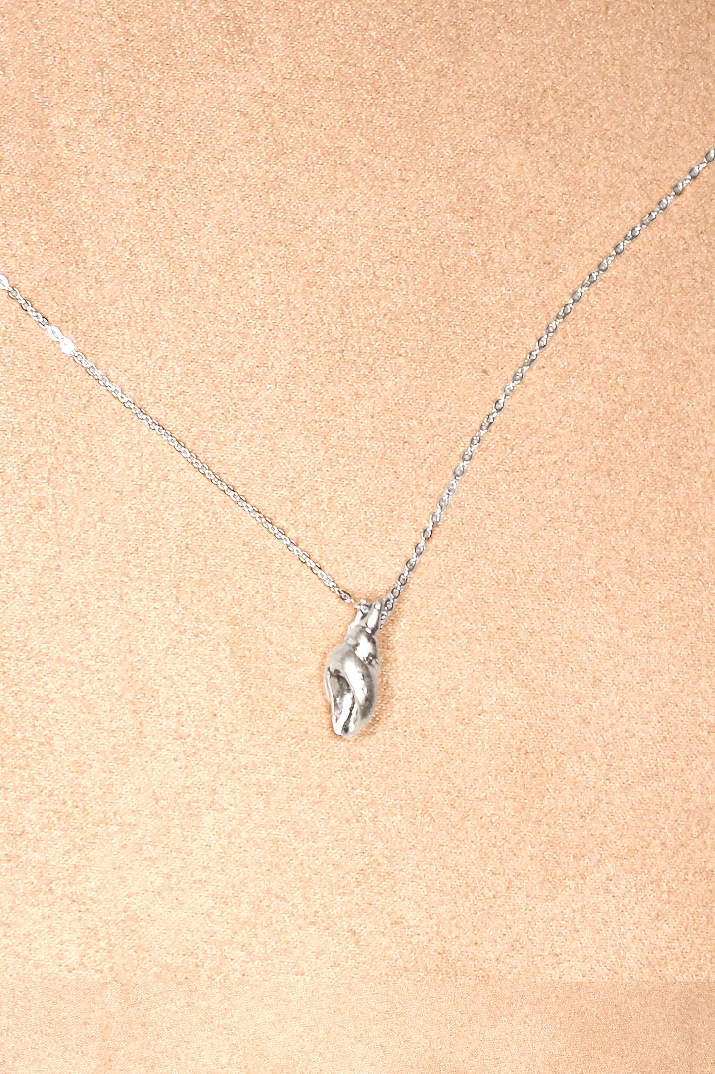 SEASHELL CHARM NECKLACE
