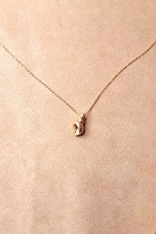 SEASHELL CHARM NECKLACE